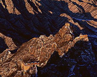 它来了！死了清零的生存游戏 《沙盒与副本：英勇之地》今日免费开玩